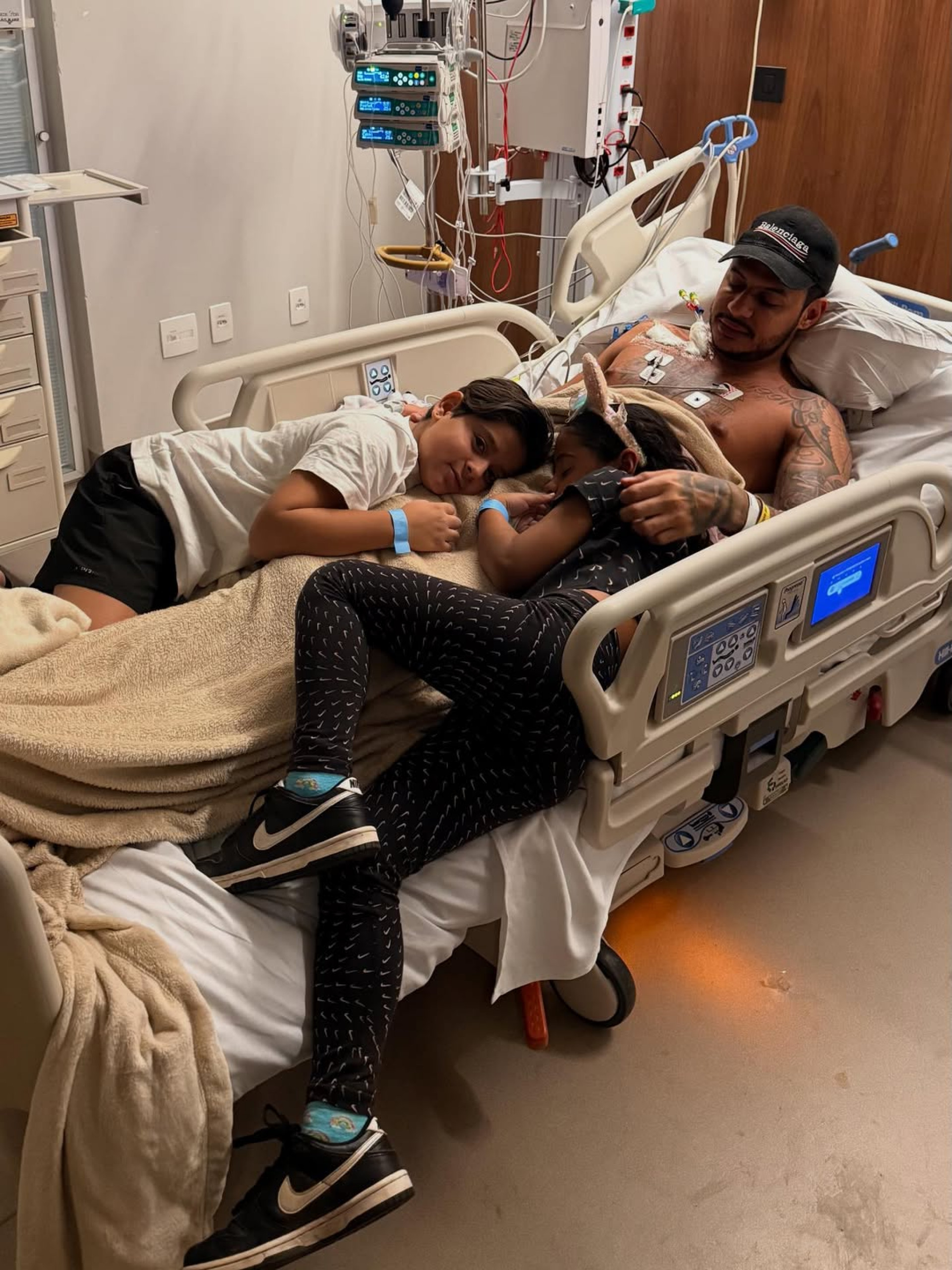 Rapper Hungria compartilhou foto no hospital após suspeita de intoxicação por metanol - Reprodução/Instagram 