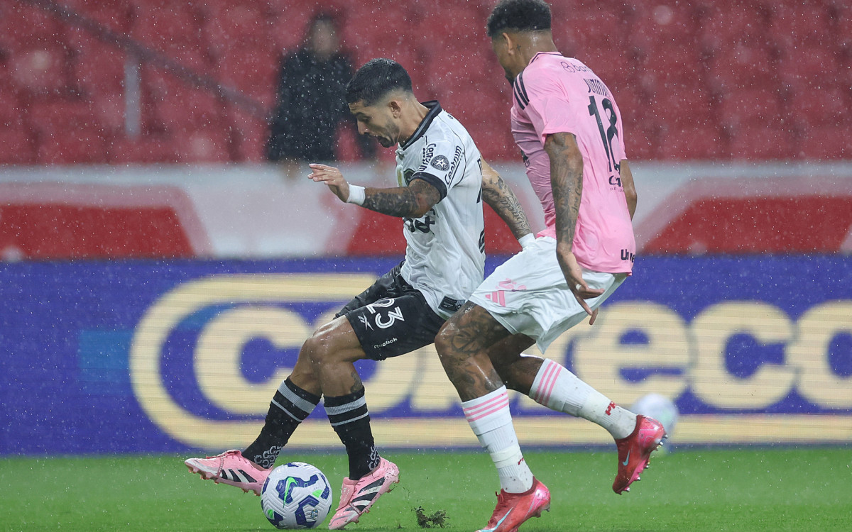 Botafogo enfrentou o Internacional em Porto Alegre neste sábado (4)