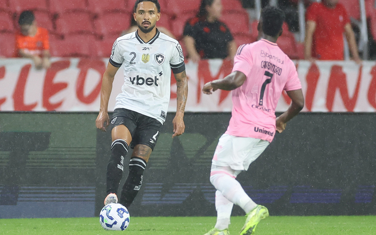 Botafogo enfrentou o Internacional em Porto Alegre neste sábado (4)