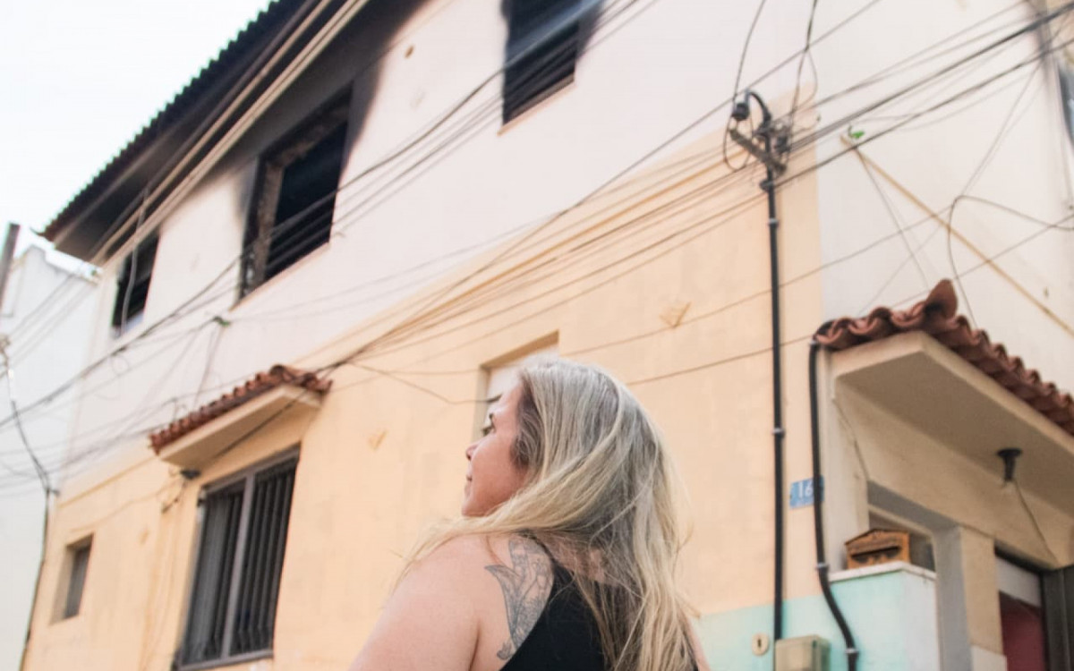 Cl&aacute;udia Santos, de 46 anos, &eacute; jornalista e moradora da vila