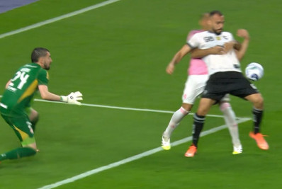 John Textor vê Botafogo prejudicado e reclama de possível pênalti não marcado