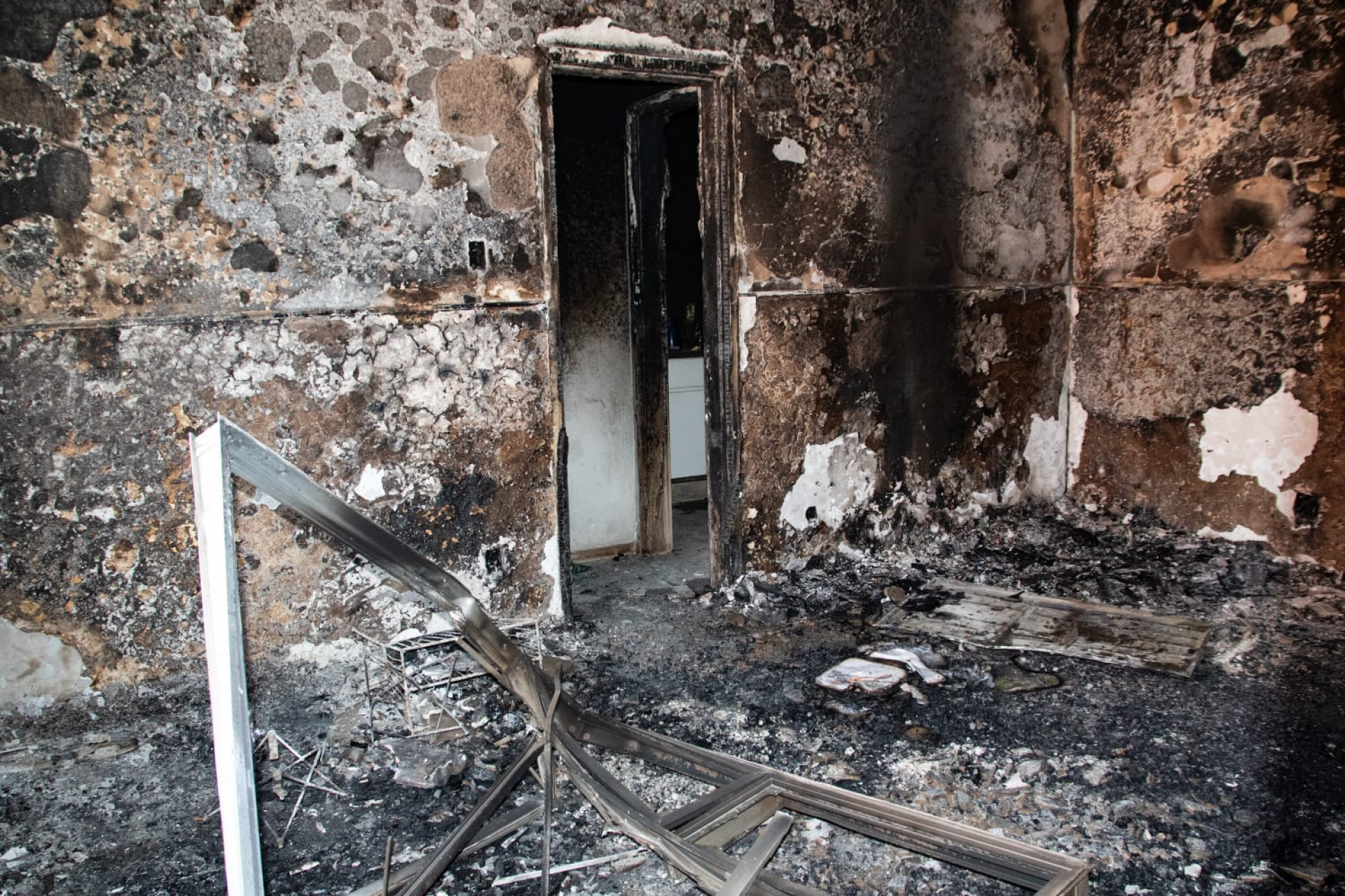 Incêndio destruiu casa em Vila Isabel, na noite desta sexta (3) - Érica Martin / Agência O Dia