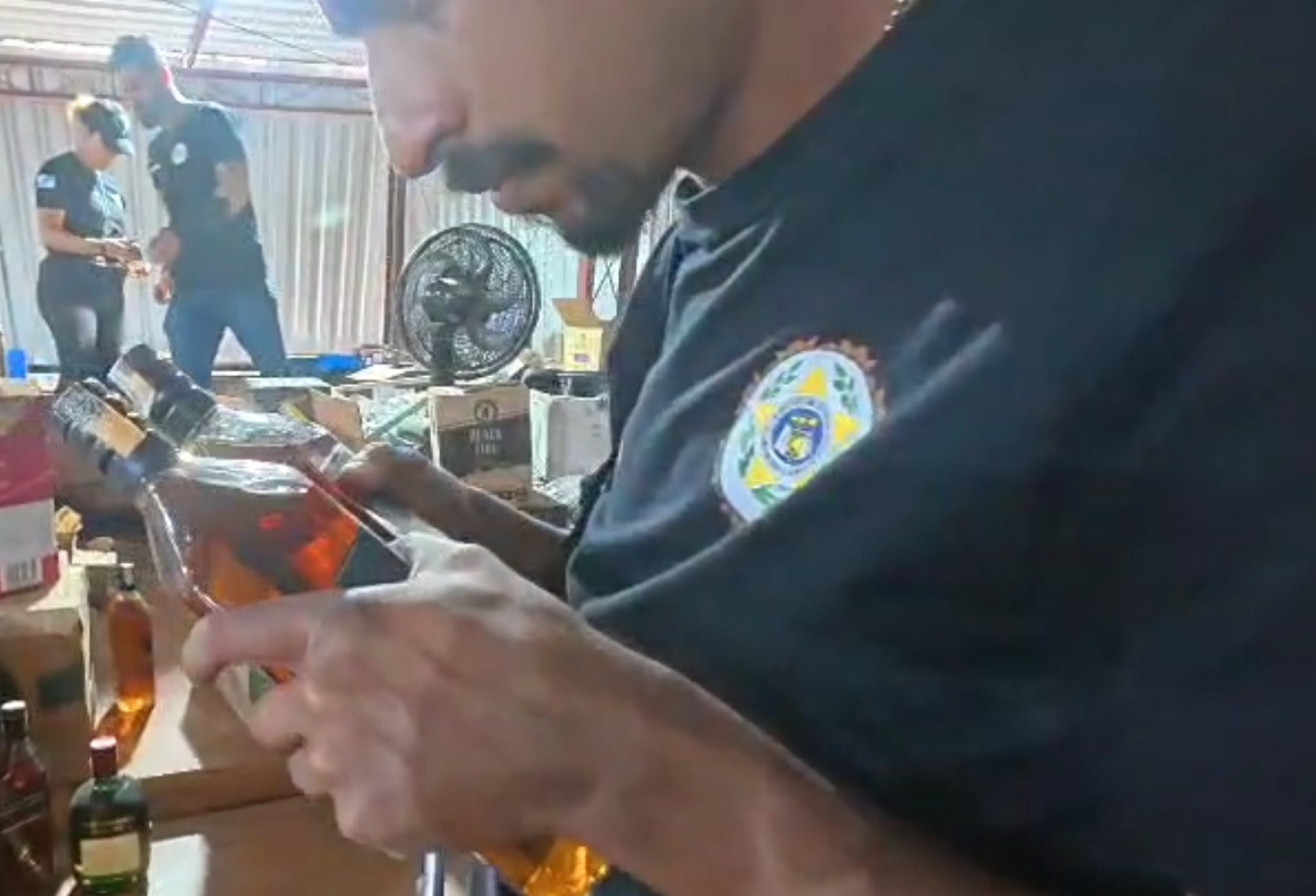 Autoridades têm realizado inspeções após surto de casos de intoxicação por metanol - Divulgação / Polícia Civil