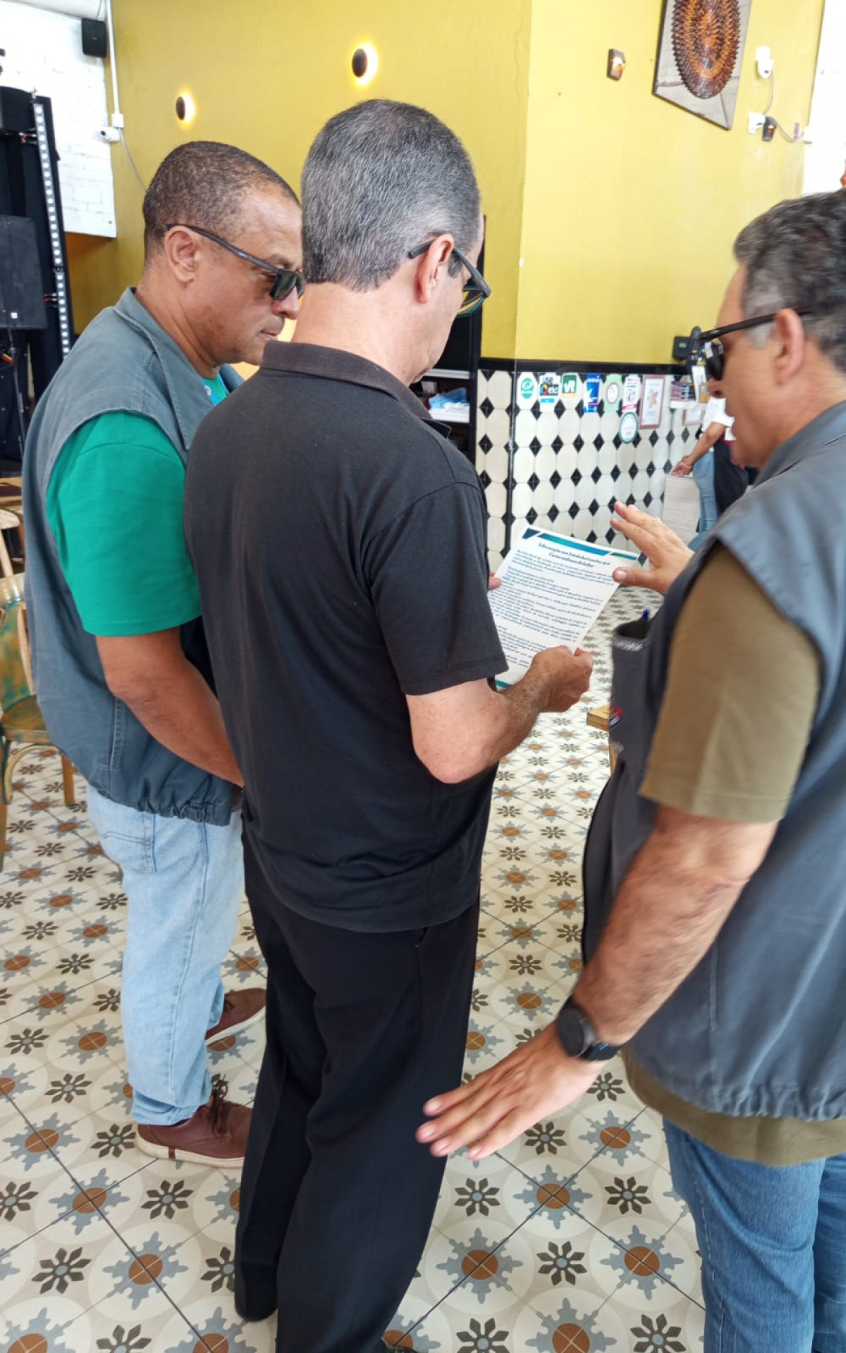 Fiscais da Vigil&acirc;ncia Sanit&aacute;ria verificam bebidas em bar de Maca&eacute; durante opera&ccedil;&atilde;o preventiva - Foto: Divulga&ccedil;&atilde;o