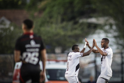 Em jogo de reviravoltas e sete gols, Vasco marca no fim e bate Vitória em São Januário