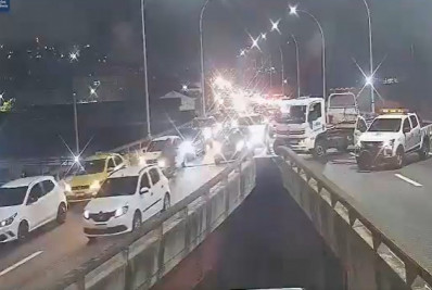 Ônibus pega fogo e interdita pista sentido Túnel Rebouças no Elevado Paulo de Frontin