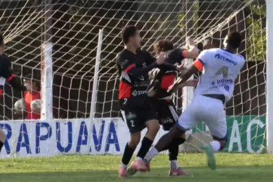 Zagueiro denuncia racismo, dá soco na cara de adversário e o deixa sangrando