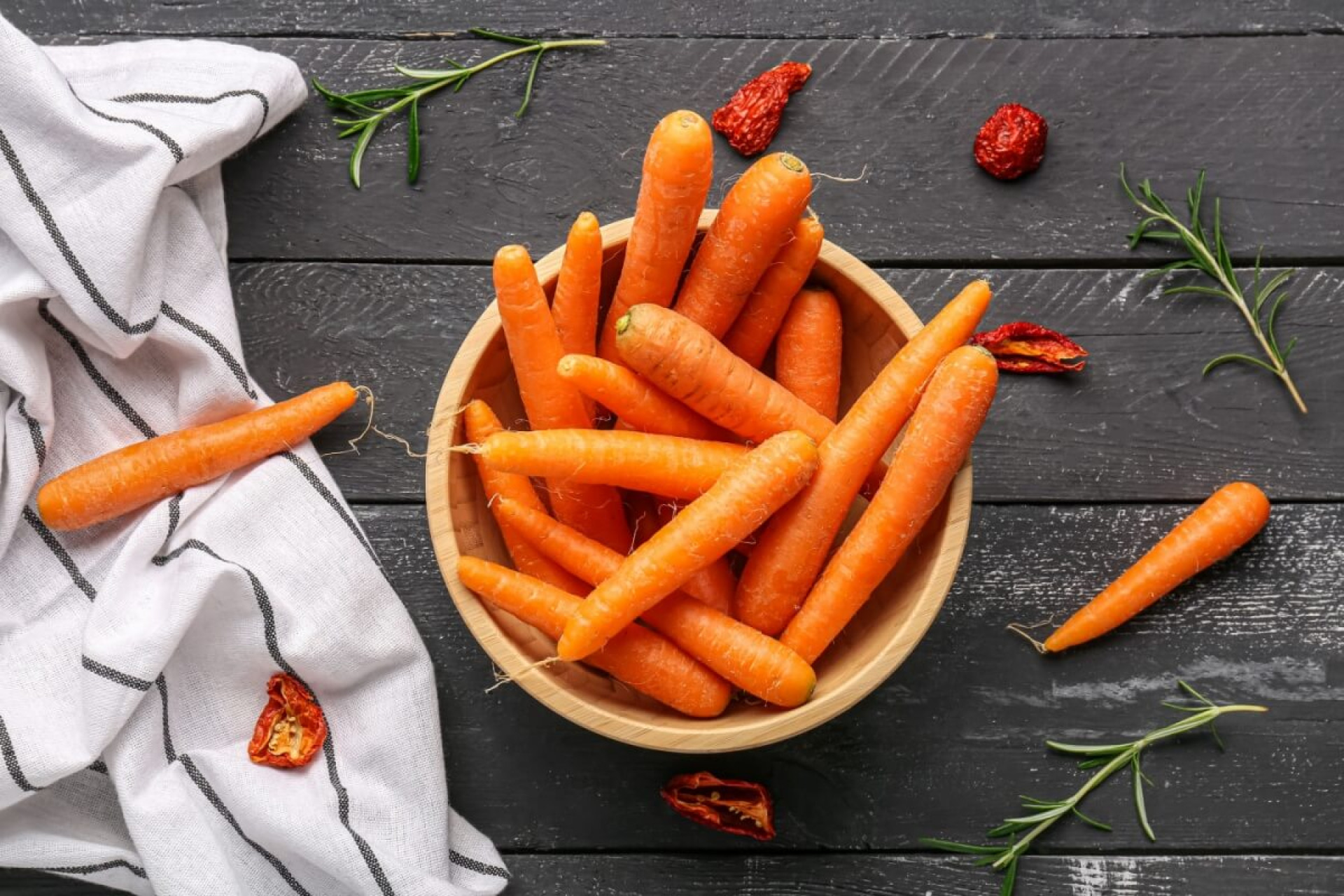 A cenoura &eacute; um superalimento vers&aacute;til com diversos benef&iacute;cios para a sa&uacute;de (Imagem: Pixel-Shot | Shutterstock)