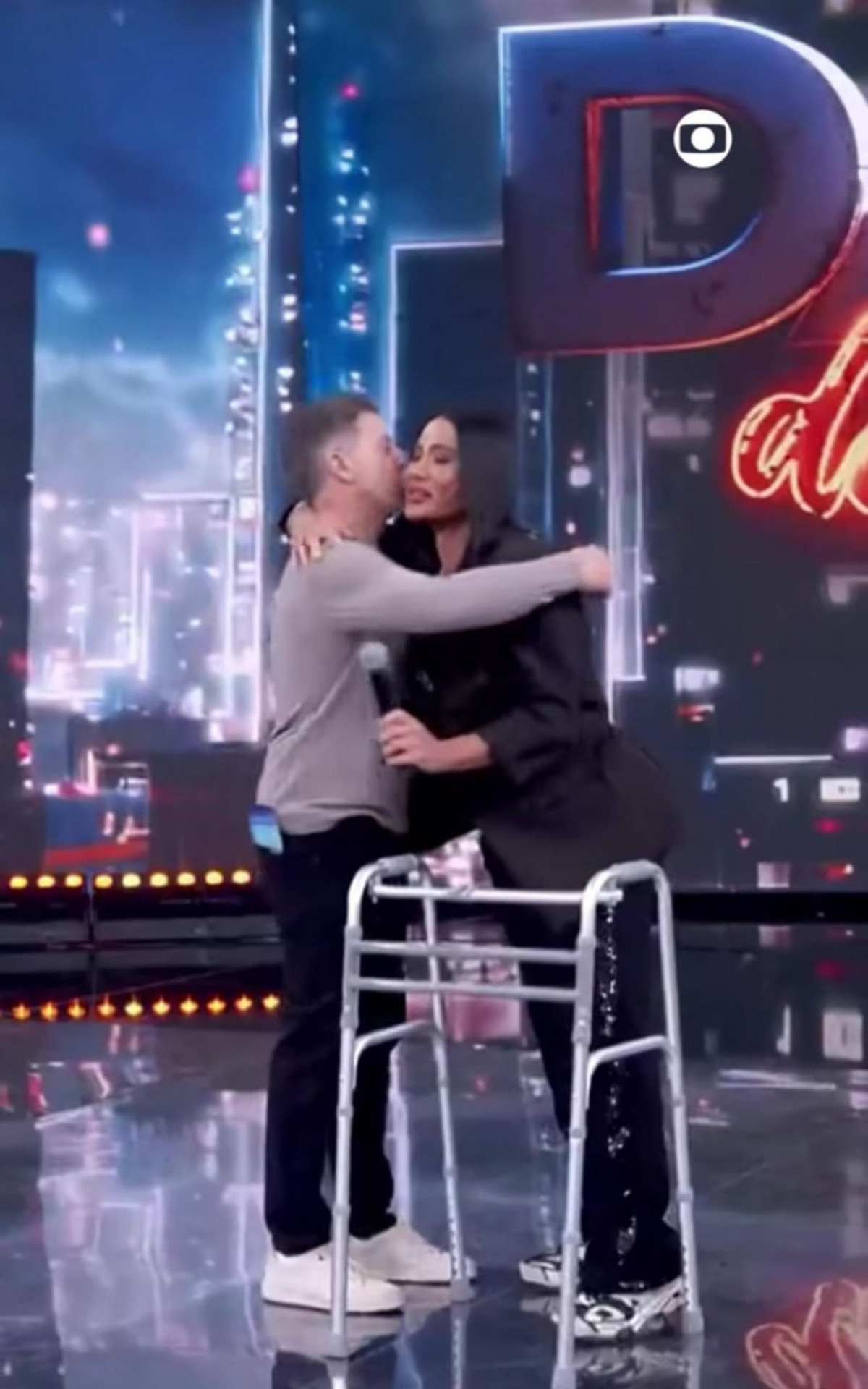 Gracyanne Barbosa volta ao palco do 'Domingão', da TV Globo, apresentado por Luciano Huck - Reprodução de vídeo / Instagram