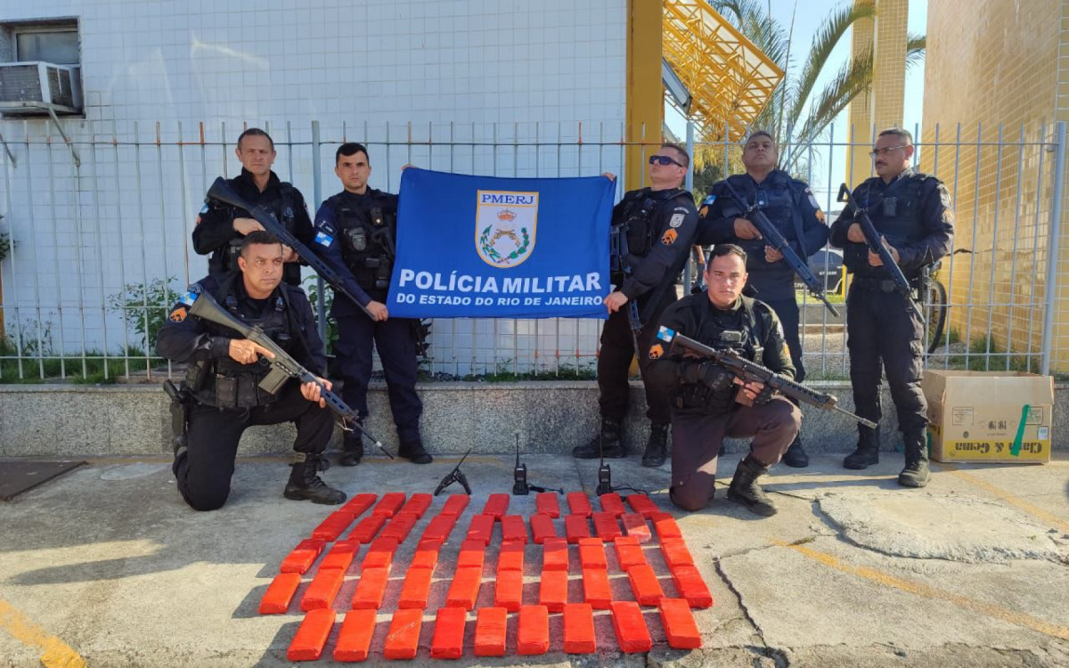 Policiais do 32º BPM apreenderam mais de 30 quilos de drogas durante ação na comunidade Nova Holanda, em Macaé
