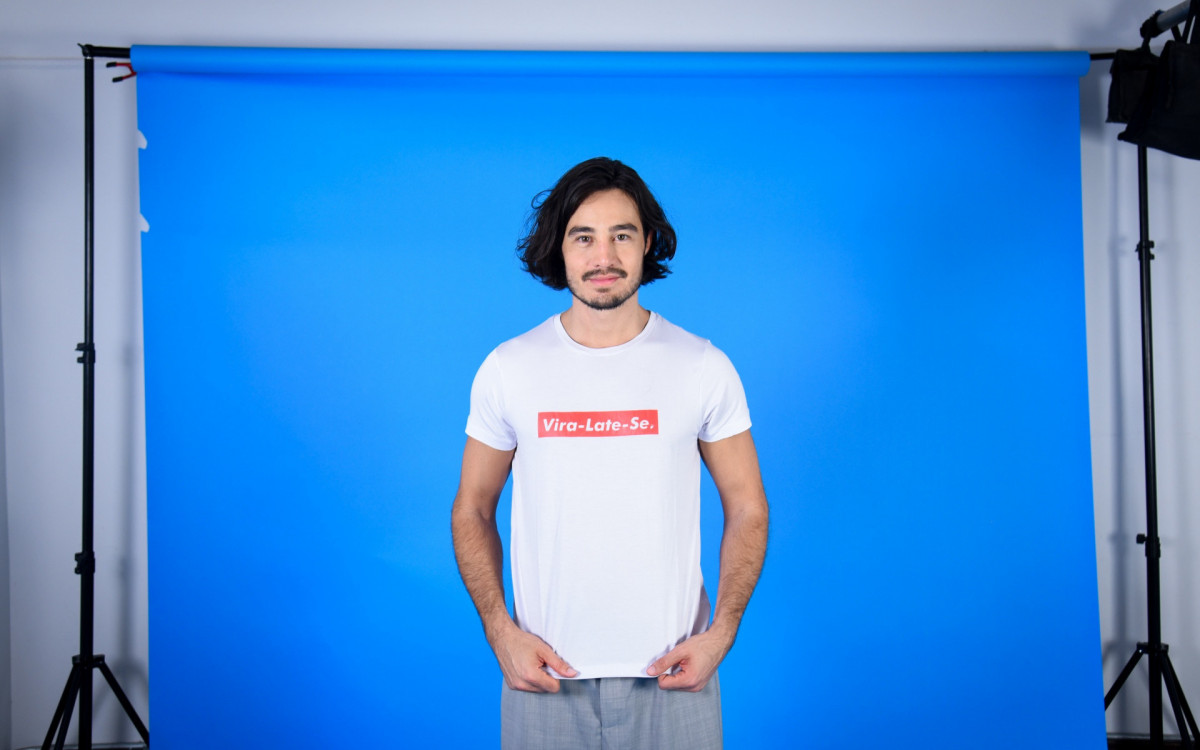Tiago Iorc em gravação de vídeo de divulgação
