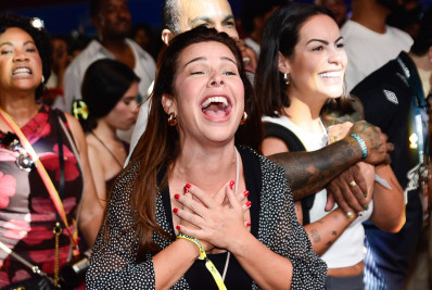 Ex de Thiaguinho, Fernanda Souza se diverte e chora durante show do cantor