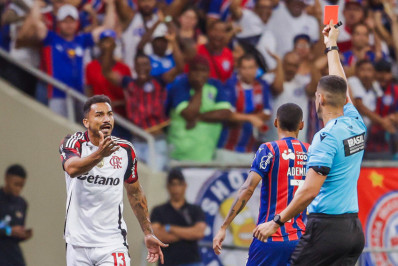Danilo pede desculpas a companheiros e torcida do Flamengo por expulsão