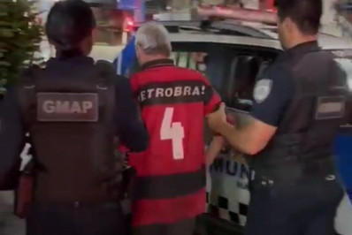 Idoso é preso após agredir esposa e filha com uma pá de obra