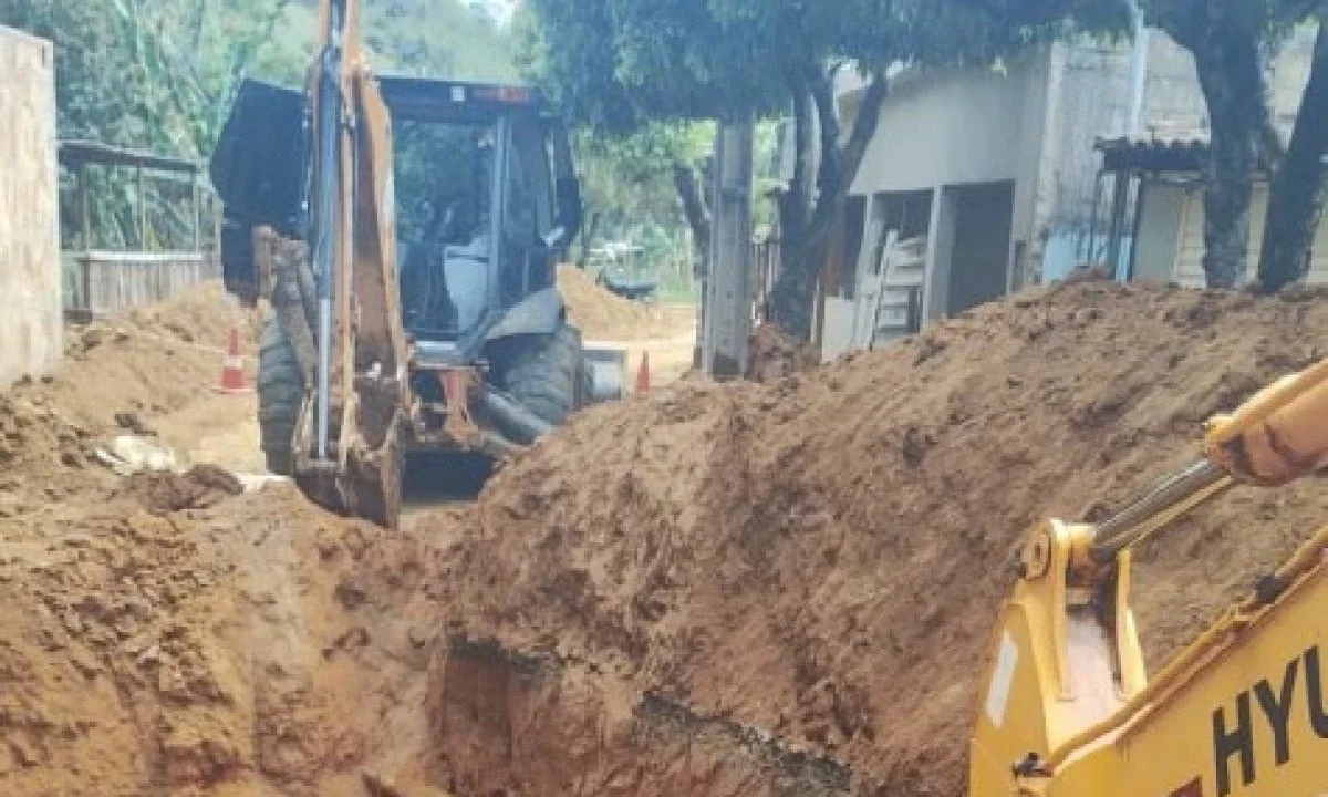 Trabalhador morre soterrado em obra de saneamento em MG