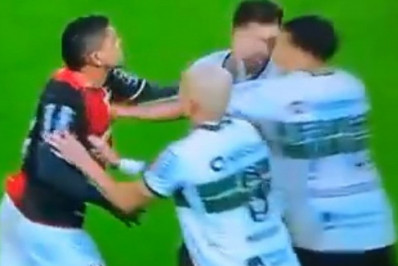 Vídeo! Ex-Fluminense agride ex-jogador do Vasco em partida da Série B