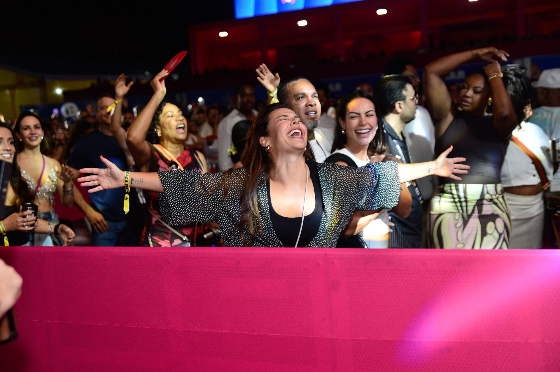 Fernanda Souza se diverte ao prestigiar o show do ex-marido, Thiaguinho - Eduardo Martins / Brazil News