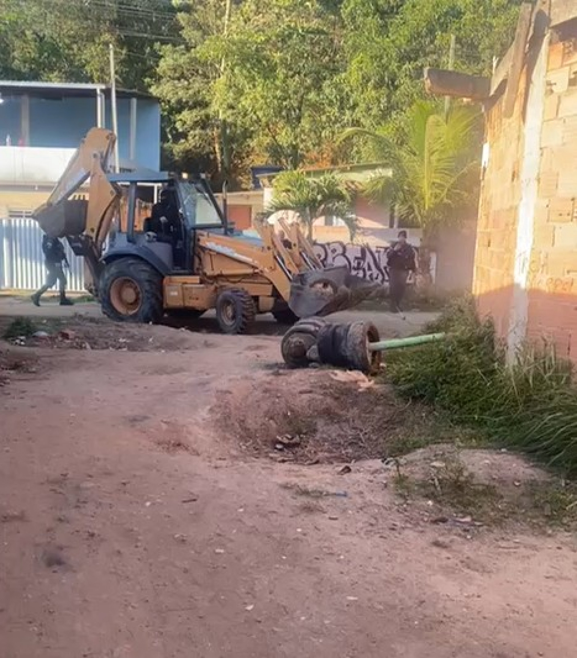 A ação tem como objetivo a remoção de barricadas e a liberação das vias públicas, garantindo o livre acesso e a segurança da população local