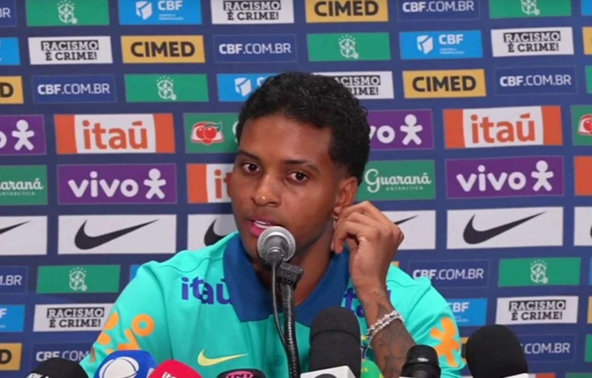 Rodrygo descreve sentimento ao retornar &agrave; Sele&ccedil;&atilde;o: “Parecia uma eternidade”