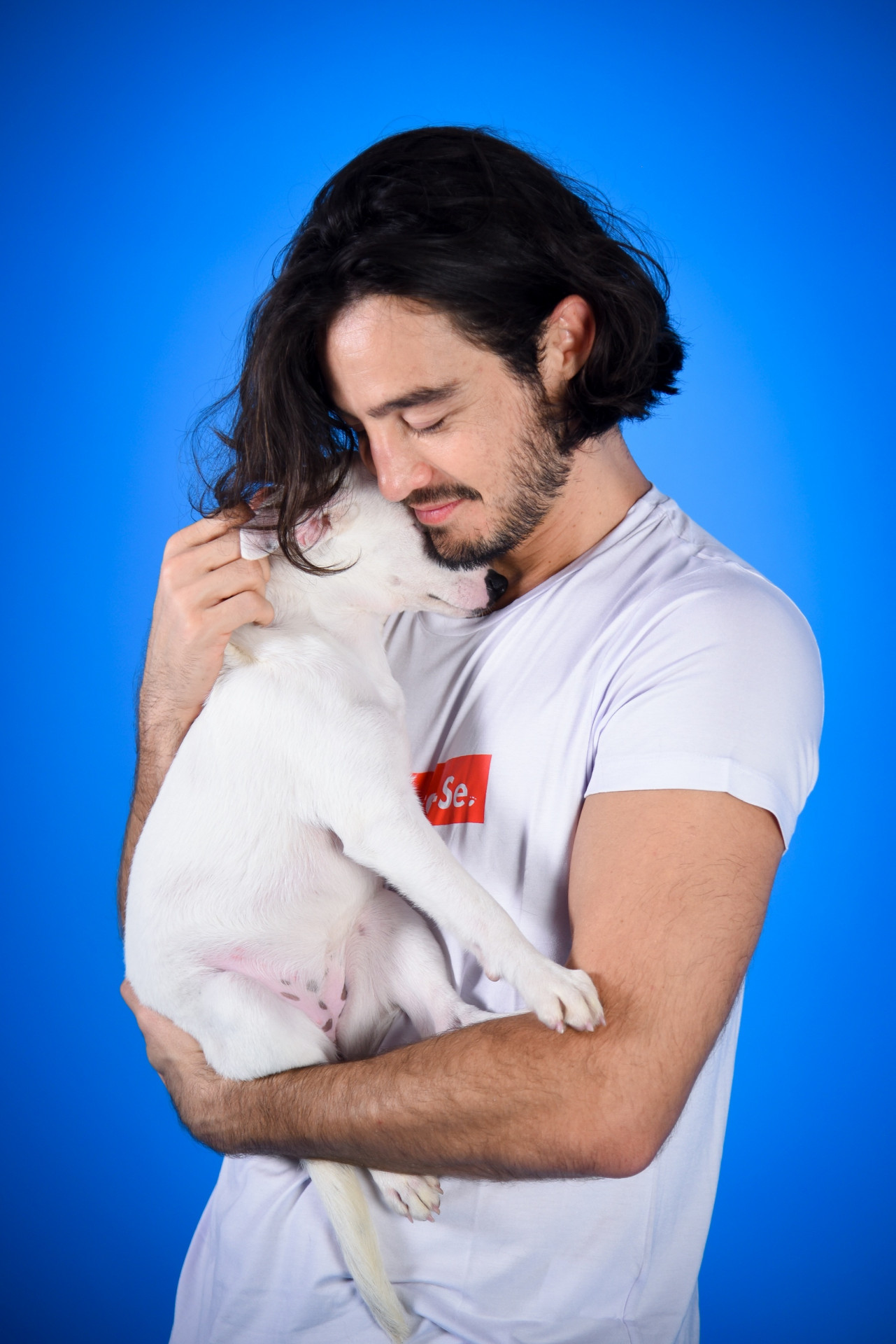 Tiago Iorc com cachorro para gravar vídeo de divulgação