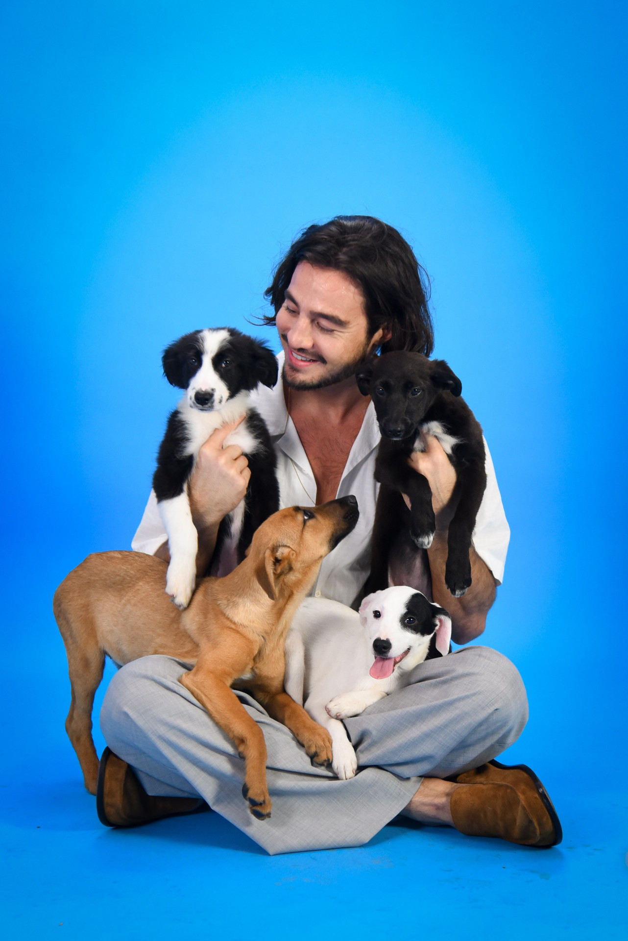 Tiago Iorc com cachorros 