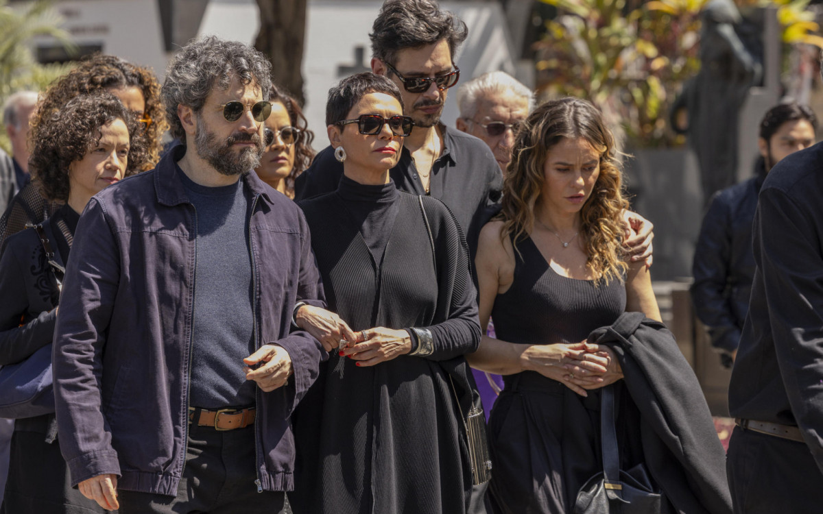 Celina ao lado da sobrinha, Heleninha, no enterro da irmã - Fabio Rocha/TVGlobo