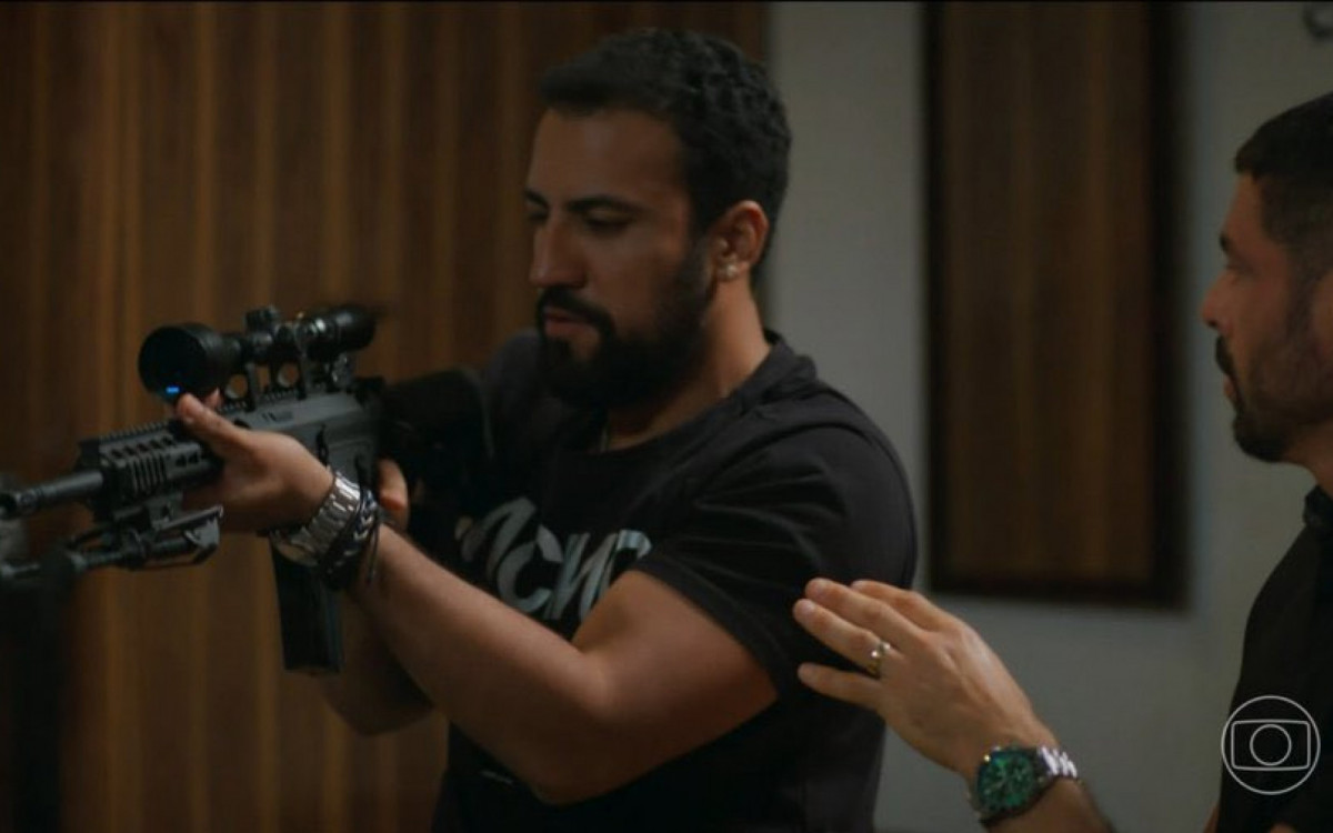 Olavinho (Ricardo Teodoro) e C&eacute;sar (Cau&atilde; Reymond) planejam assassinar Odete Roitman (Debora Bloch)