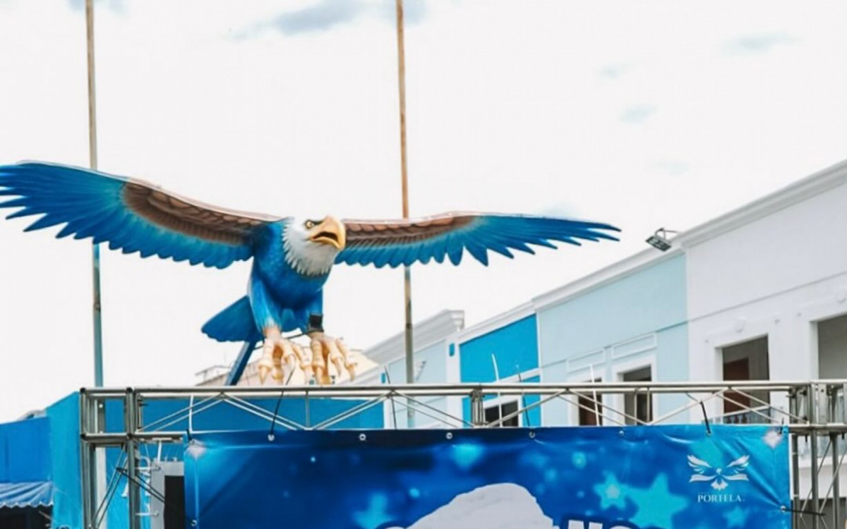 Plotter gigante com foto de Gilsinho foi colocado na quadra da Portela