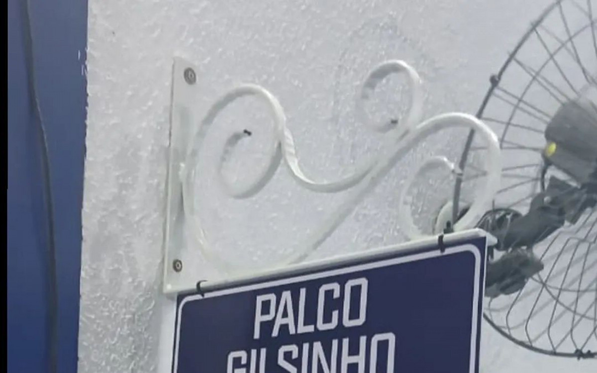 Placa inaugurada no palco da quadra da Portela, em homenagem a Gilsinho