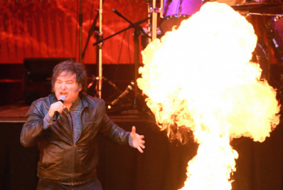 Milei faz show de rock durante lançamento do próprio livro em meio à crise política da Argentina