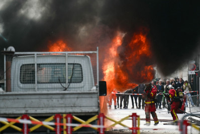 Van é atingida por fogo próximo à residência oficial do primeiro-ministro da França, em Paris