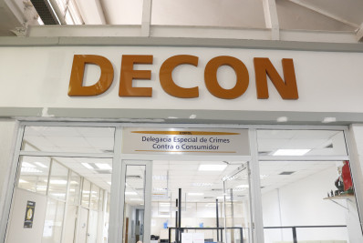 Polícia prende dentista e interdita clínica após caso de cliente com rosto deformado