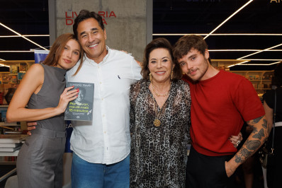 Luciano Szafir recebe a filha, Sasha, e mais familiares em lançamento de livro