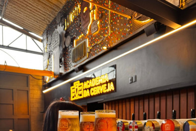 Plataforma divulga vagas para garçons em projeto de capacitação