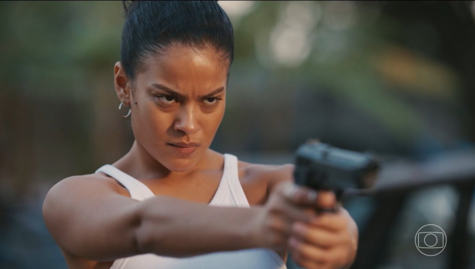 Maria de Fátima faz aula de tiro para assassinar Odete Roitman (Debora Bloch) - Reprodução / X