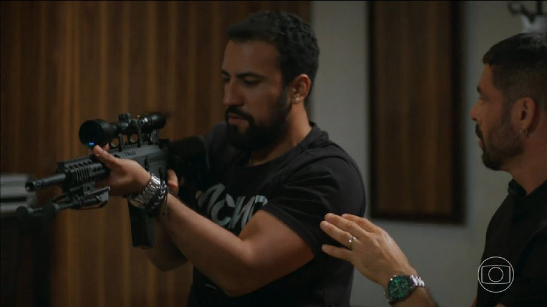 Olavinho (Ricardo Teodoro) e César (Cauã Reymond) planejam assassinar Odete Roitman (Debora Bloch) - Reprodução / X