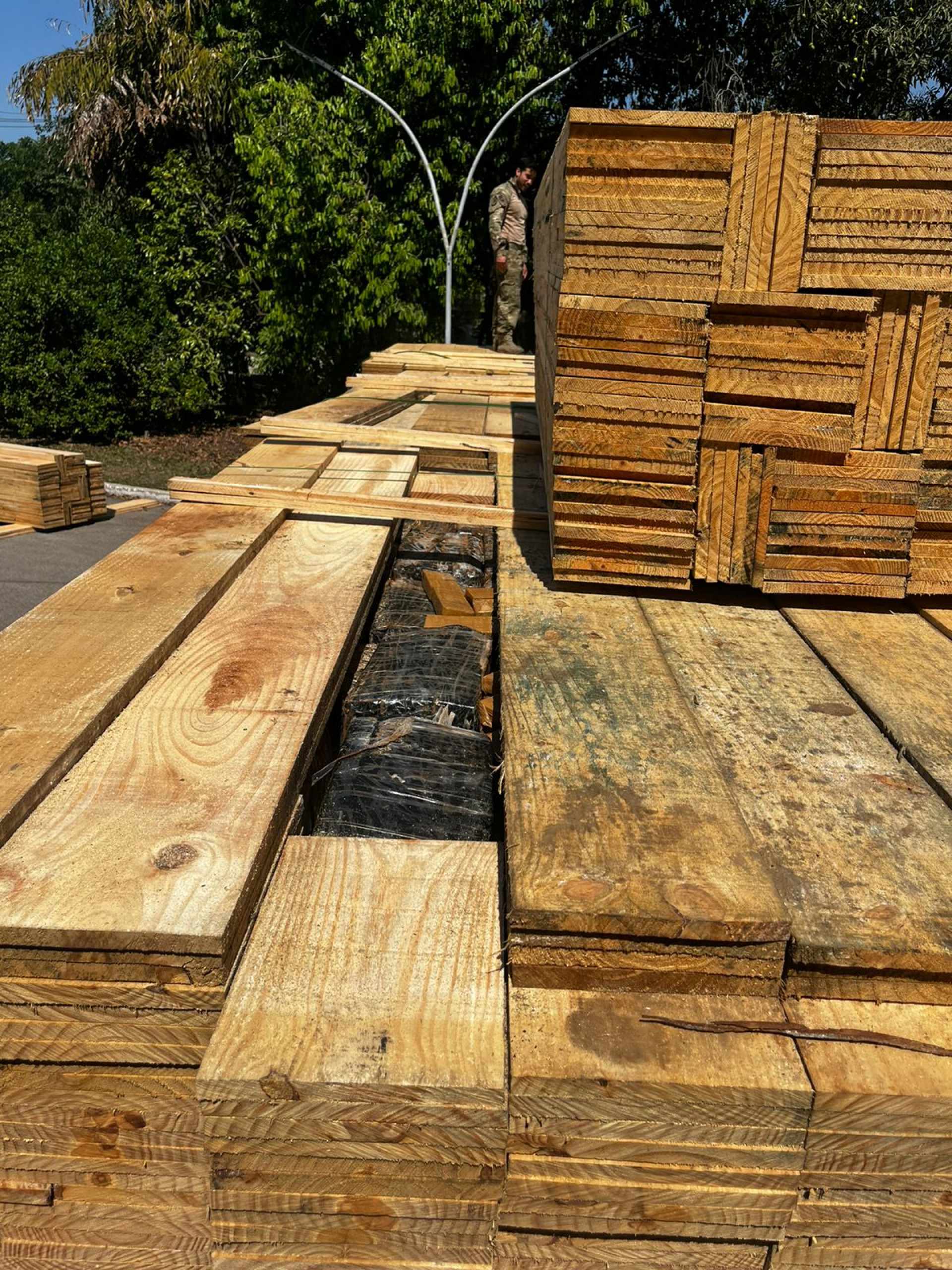 Maconha estava escondida entre as tábuas de madeira - Divulgação / PRF