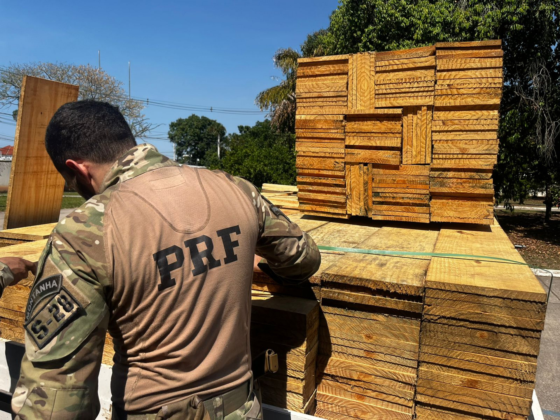 Maconha estava escondida entre as tábuas de madeira - Divulgação / PRF