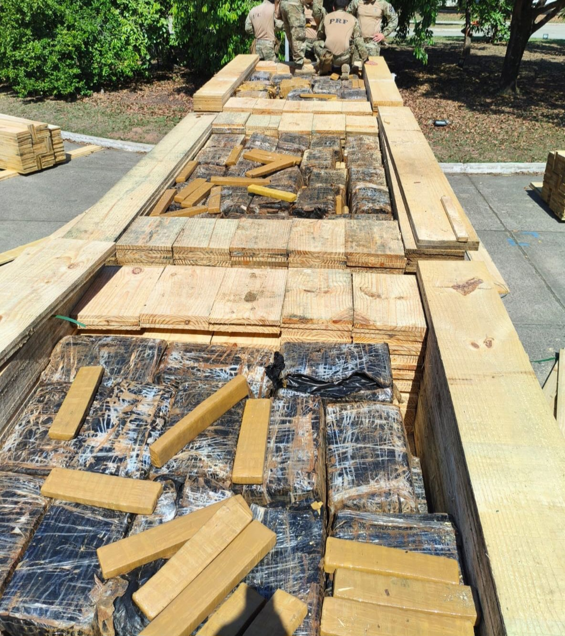 Maconha estava escondida entre as tábuas de madeira - Divulgação / PRF
