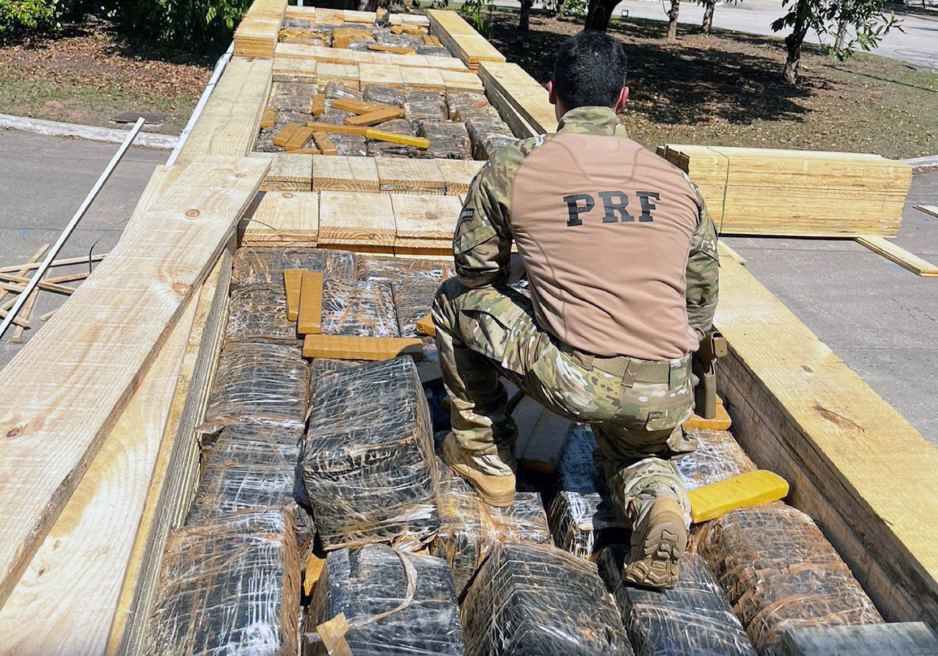 Maconha estava escondida entre as tábuas de madeira - Divulgação / PRF