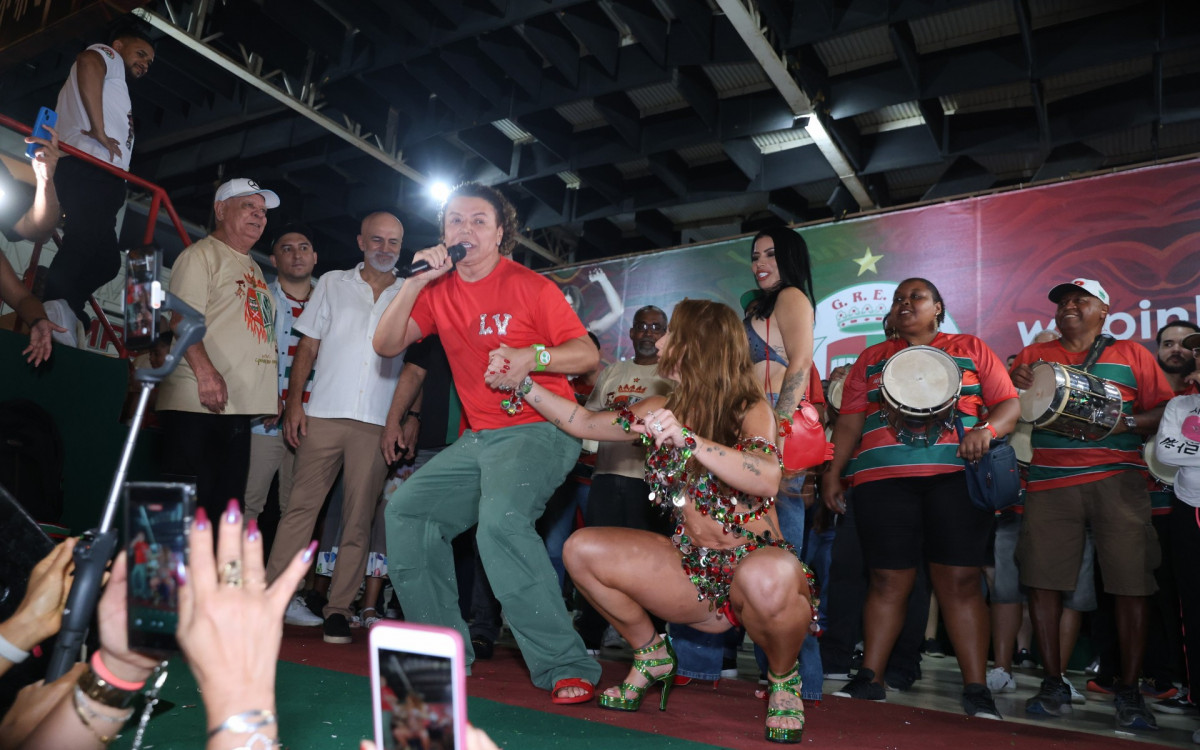 Ao lado de David Brazil, Virginia participa de ensaio na Grande Rio