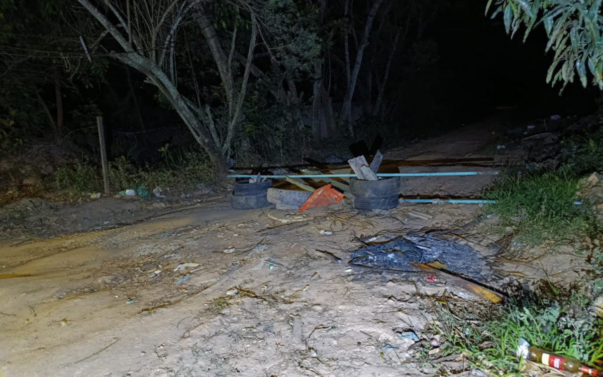 Policiais do 32º BPM liberaram ruas bloqueadas no Residencial Praia Âncora, em Rio das Ostras