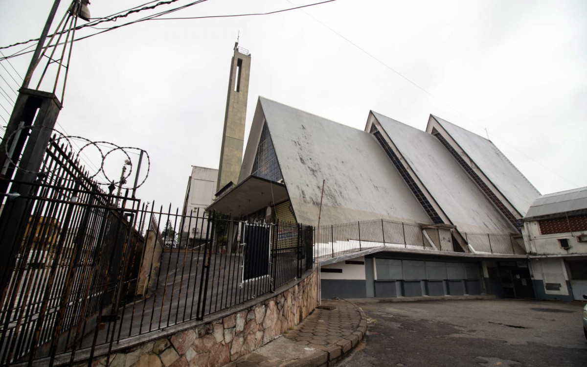 O templo em Rocha Miranda é formado por três triângulos sobrepostos