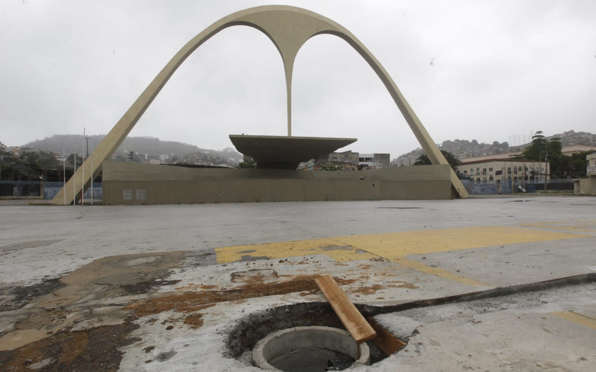 Canaletas foram distribuídas ao longo da Sapucaí