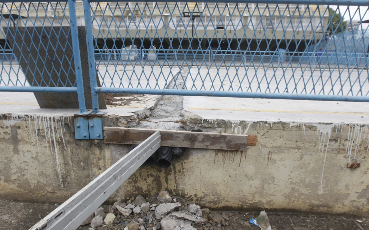 Canaletas foram distribuídas ao longo da Sapucaí