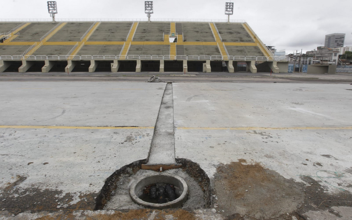 Canaletas foram distribuídas ao longo da Sapucaí