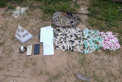 Ação do 32º BPM desmantela ponto de tráfico e prende foragido em Rio das Ostras