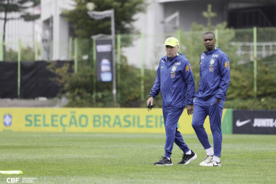 Joelinton se apresenta, e Seleção fica completa para amistosos