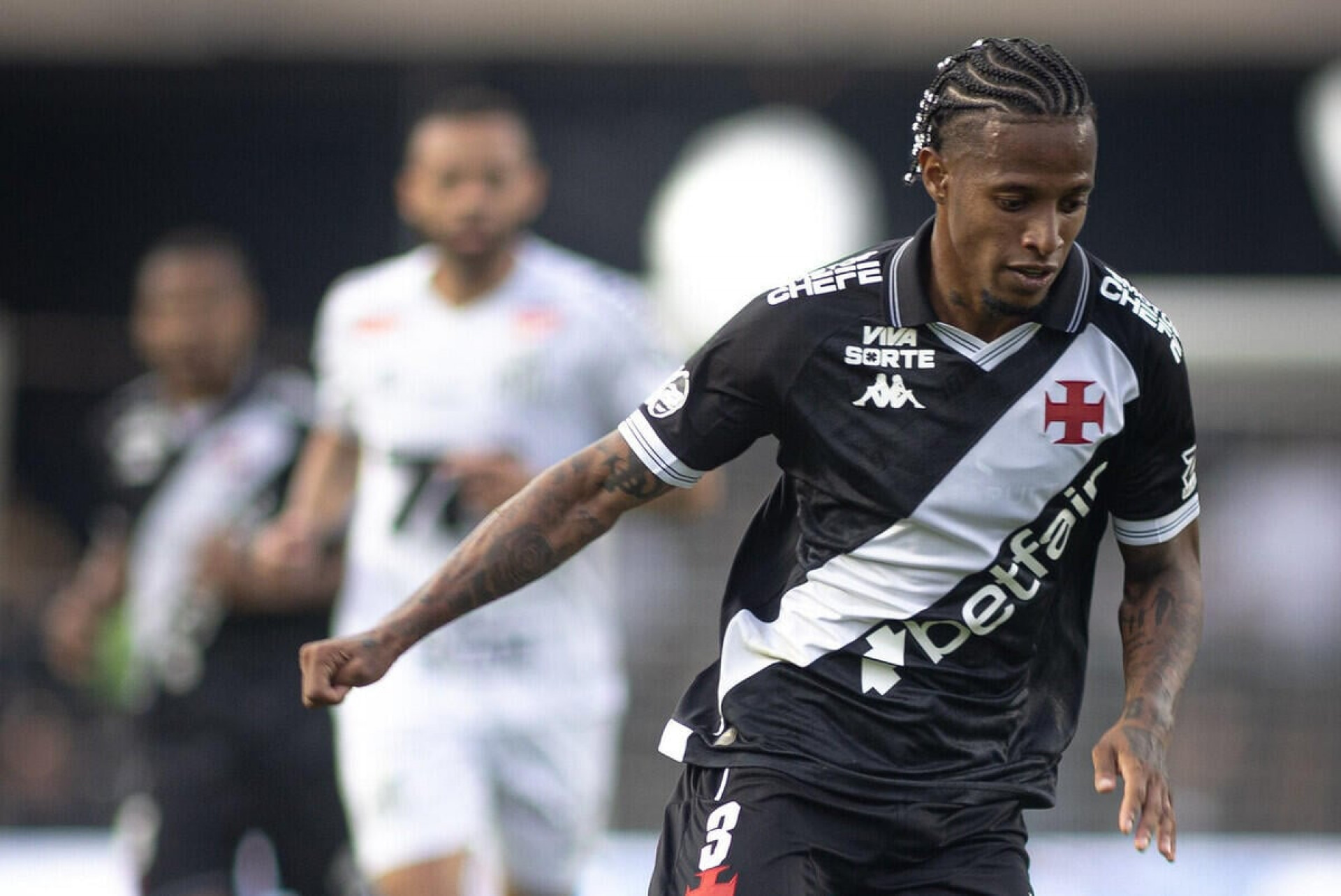 Diniz tem dúvidas para escalar o Vasco contra o Fortaleza; saiba as posições