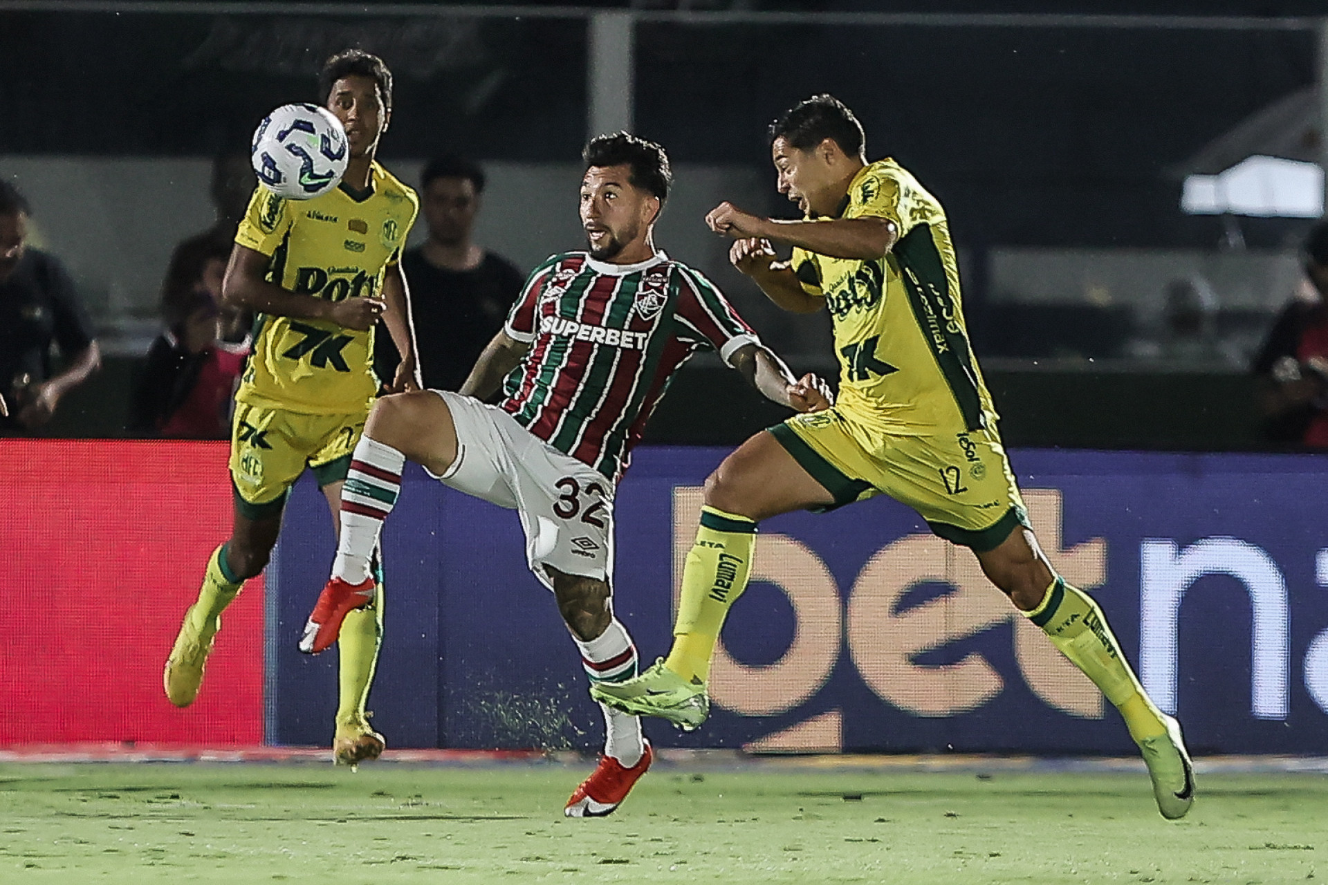 Responsável pela criação de jogadas do Fluminense, Lucho Acosta deu trabalho aos marcadores - Lucas Merçon/Fluminense